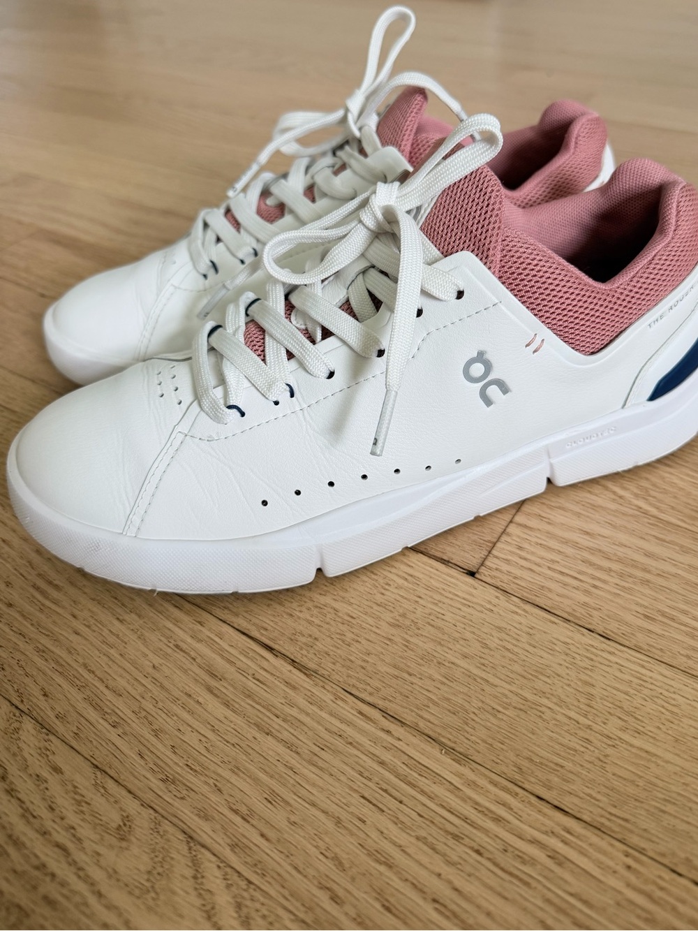 On The Roger Women’s Sneakers White & Pink – Size 8.5